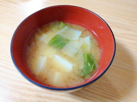 じゃがいもとキャベツの味噌汁